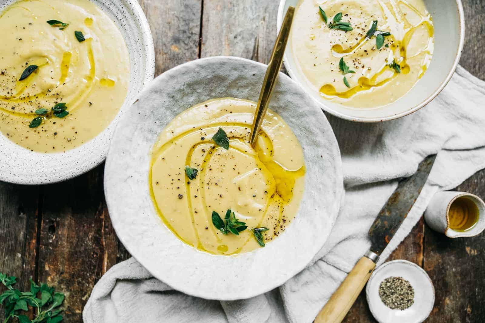 Easy potato leek soup recipe that only takes 40 minutes