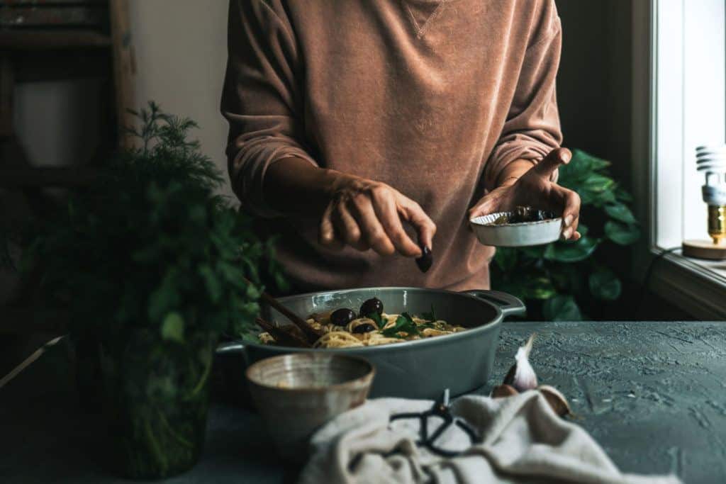 This super simple creamy garlicky pasta recipe is jammed with flavour, vegan, and perfect for the colder weather.