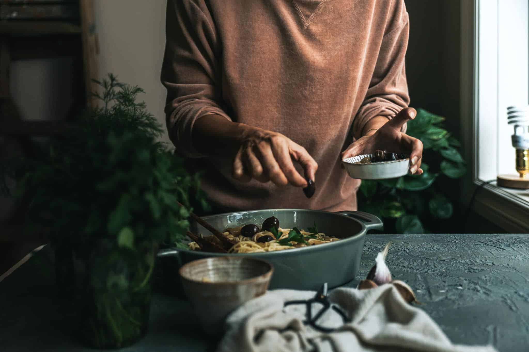 This super simple creamy garlicky pasta recipe is jammed with flavour, vegan, and perfect for the colder weather.
