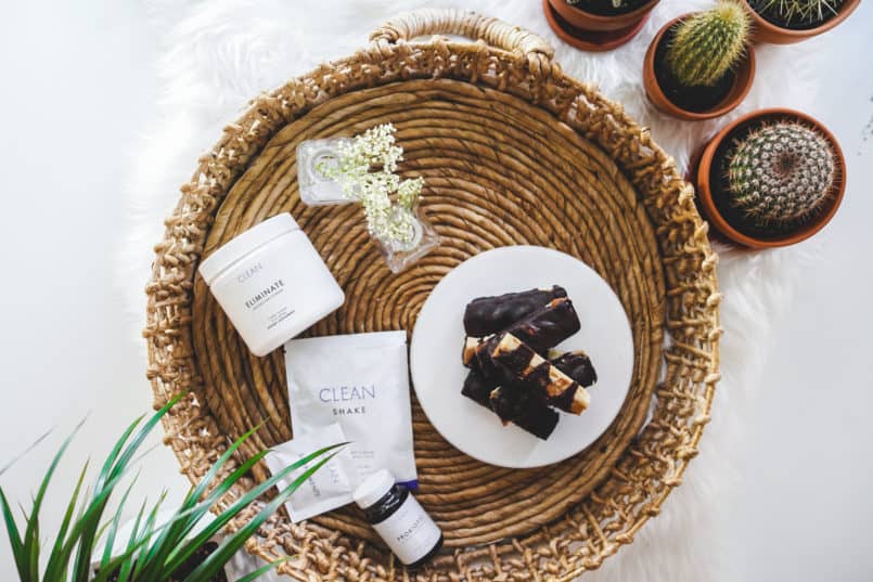 In 2019 I am starting the year off with Clean Program's 21 day challenge! These plant based salted caramel almond bars are perfect for their program.