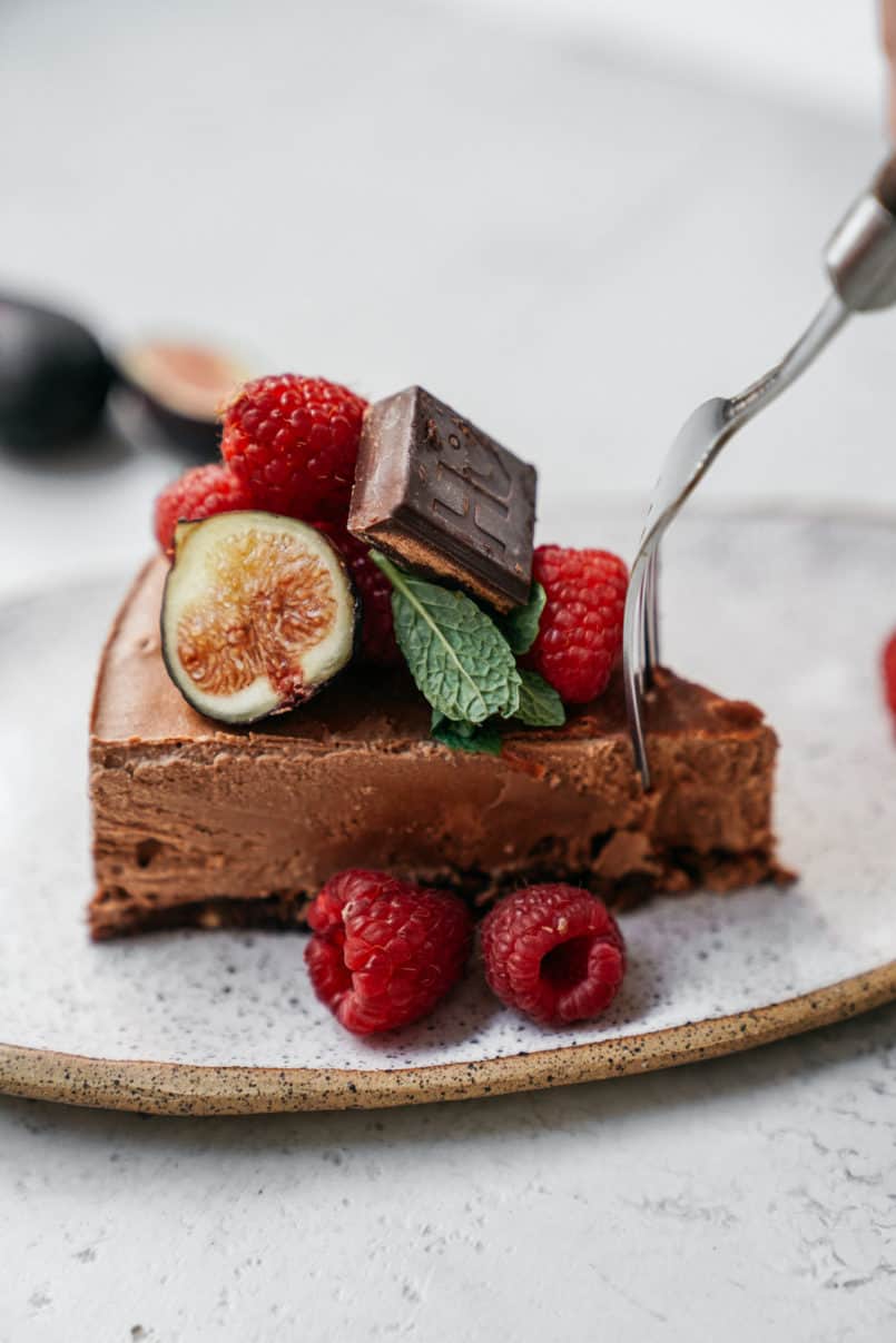 Let me introduce you to your new favourite, super easy, guilt free, VEGAN dessert! This vegan cashew chocolate mousse cake is made with Hu Chocolate.