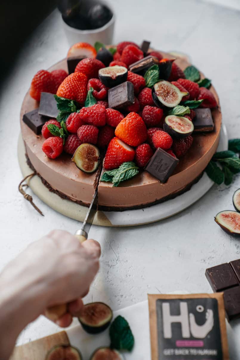 Let me introduce you to your new favourite, super easy, guilt free, VEGAN dessert! This vegan cashew chocolate mousse cake is made with Hu Chocolate.