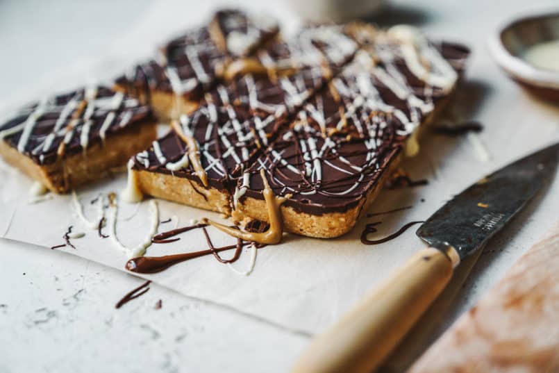 This one bowl peanut butter almond bar recipe will only take you 10 minutes to make and is 5 ingredients, perfect for Easter this weekend!