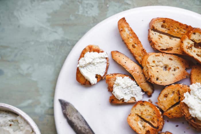 Bagel Bites + Vegan Garlic Herb Cream Cheese - FoodByMaria