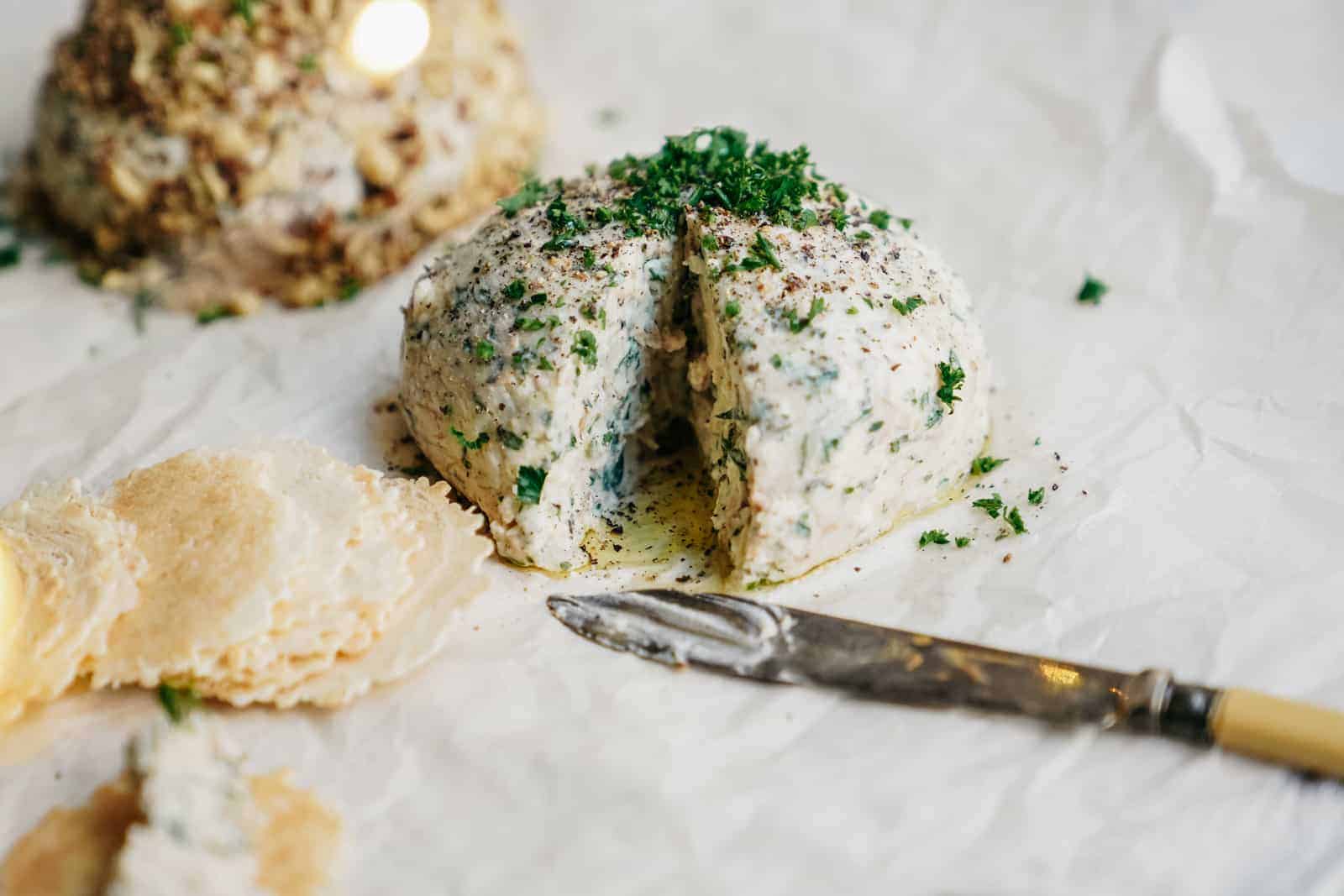 Cheese ball, a great vegan Easter recipe for a snack or appetizer