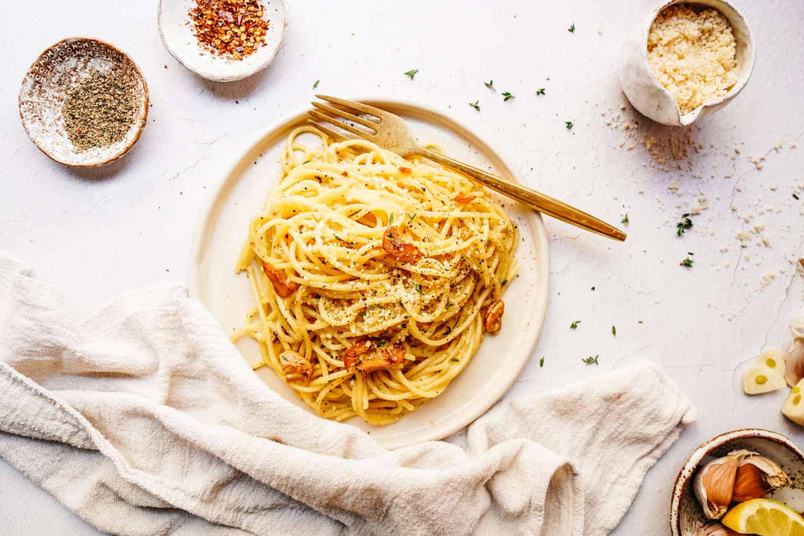 agilo e olio on plate with fork