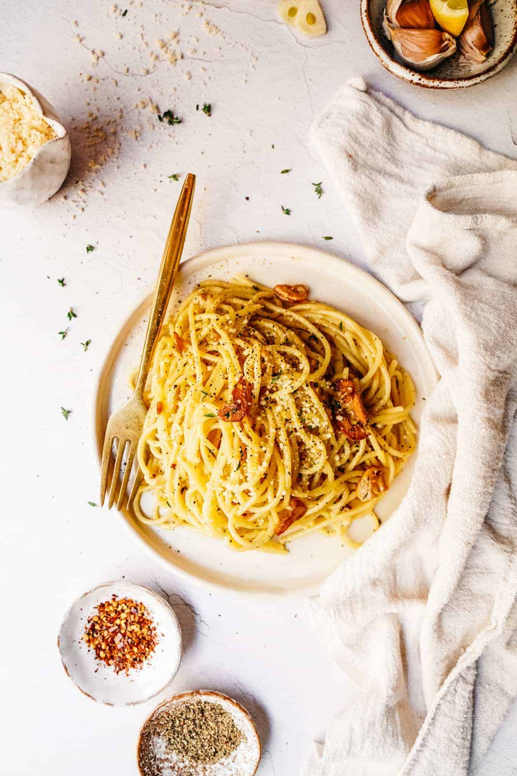 agilo e olio on plate with fork