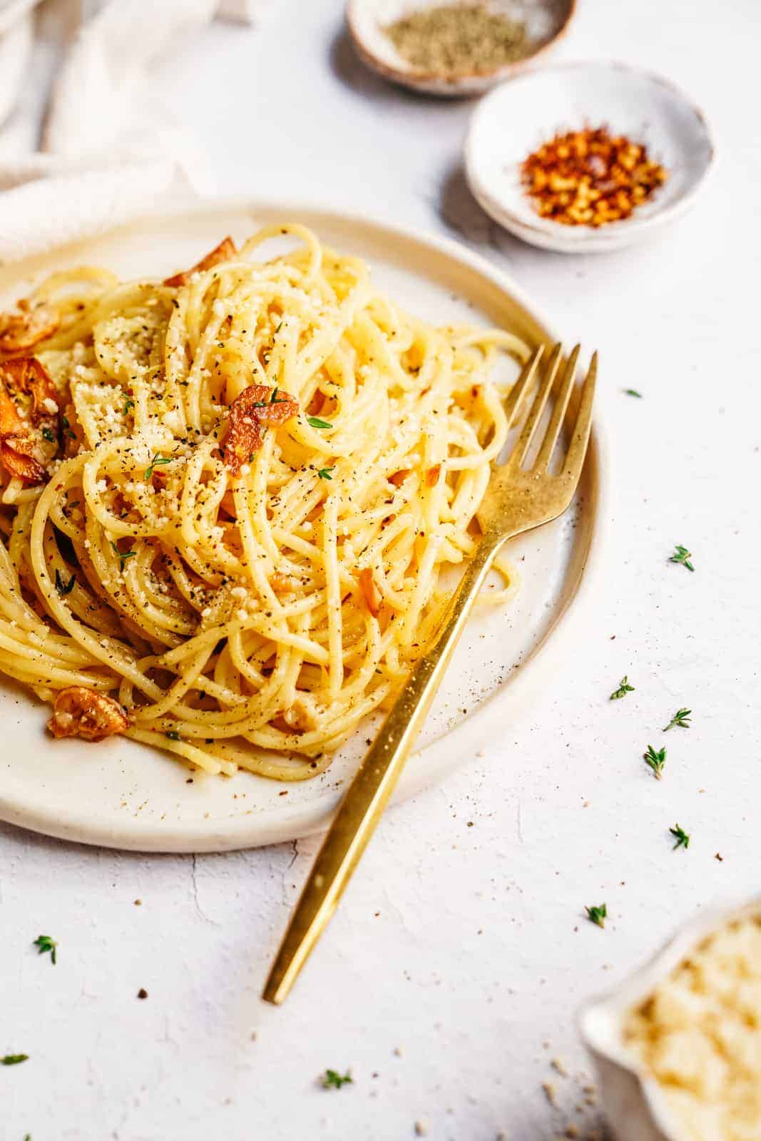 Close-up of agilo e olio on plate with fork