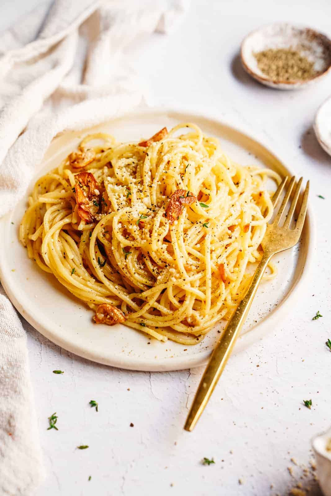 agilo e olio on plate with fork