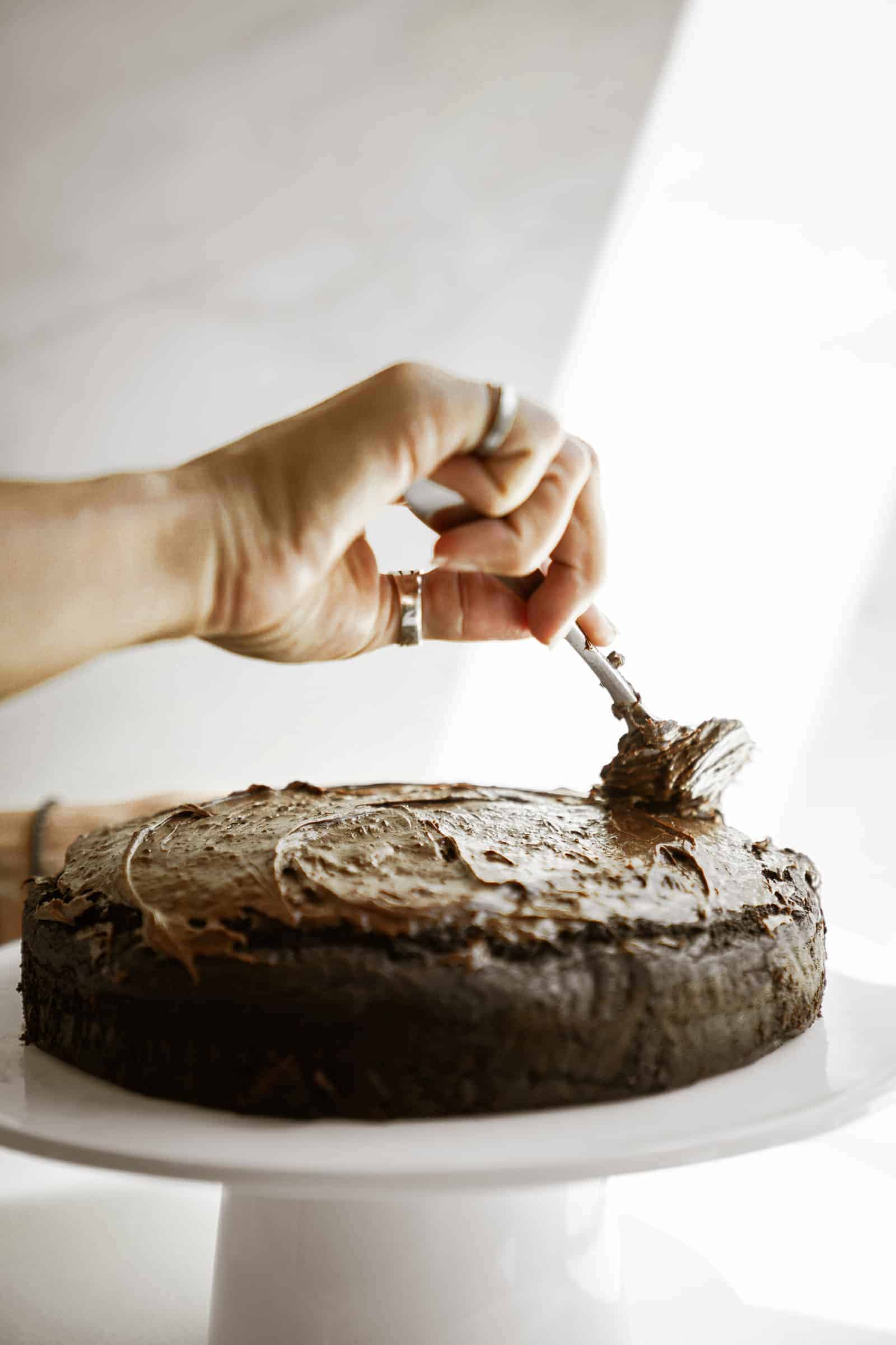 Icing vegan chocolate cake
