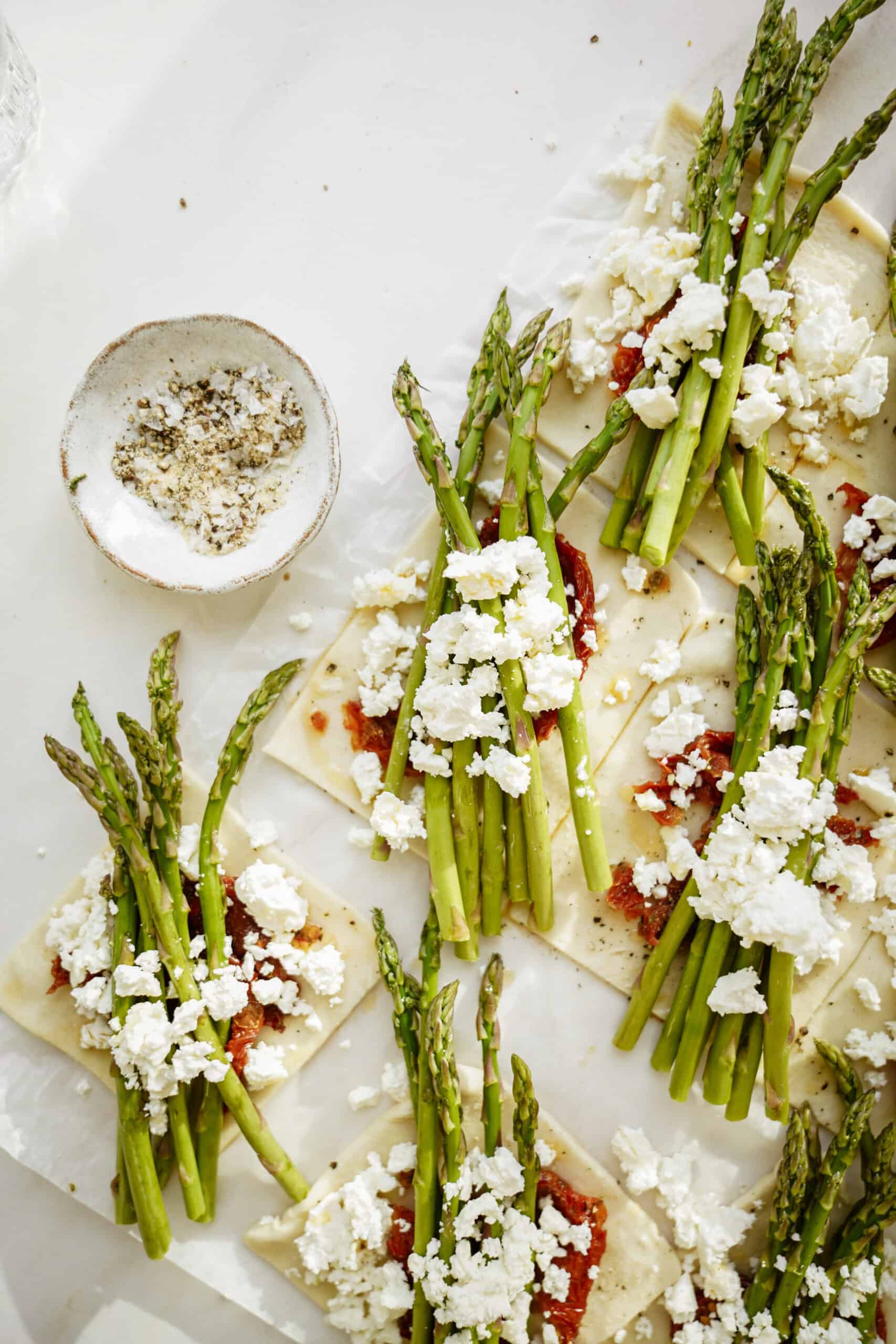 Puff Pastry Bundles stuffed with fresh asparagus and toppings