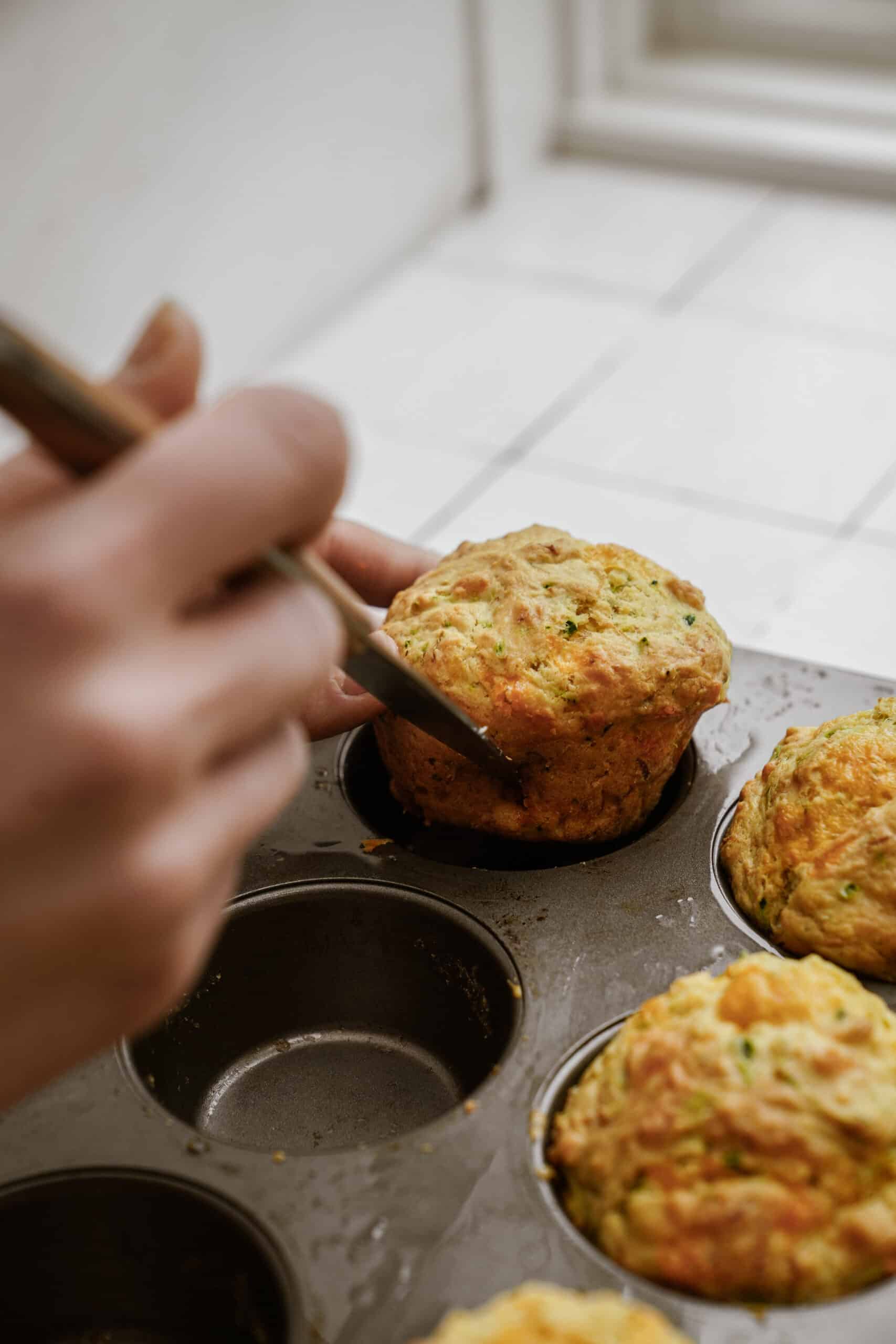 Releasing muffins from muffin tin