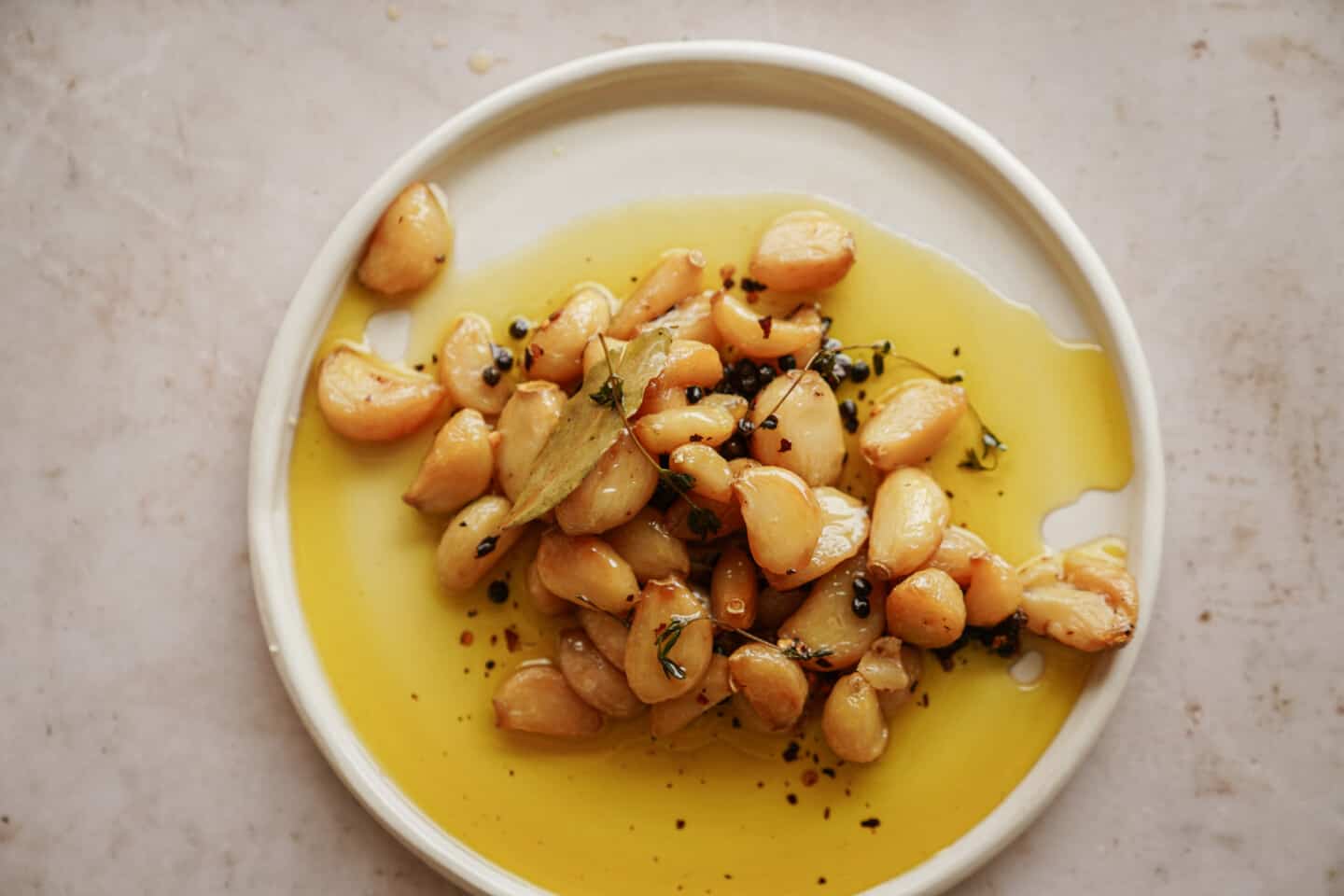 Confit in olio d'oliva su un piatto bianco